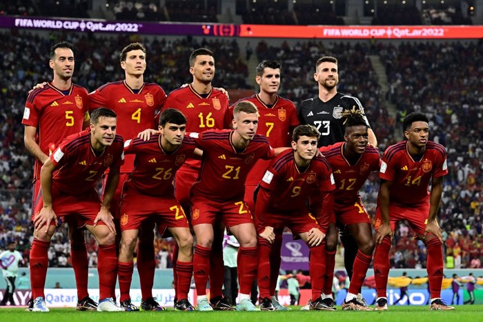 (Front row from L) Spains defender #02 Cesar Azpilicueta, Spains midfielder #26 Pedri, Spains forward #21 Dani Olmo, Spains midfielder #09 Gavi, Spains forward #12 Nico Williams, Spains defender #14 Alejandro Balde (back row from L) Spains midfielder #05 Sergio Busquets, Spains defender #04 Pau Torres, Spains midfielder #16 Rodri, Spains forward #07 Alvaro Morata and Spains goalkeeper #23 Unai Simon pose for a team picture ahead of the Qatar 2022 World Cup Group E football match between Japan and Spain at the Khalifa International Stadium in Doha on December 1, 2022. (Photo by JAVIER SORIANO / AFP) (Photo by JAVIER SORIANO/AFP via Getty Images)