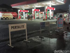 SPBU Medaeng Sidoarjo Rusak gegara Puting Beliung-Tak Beroperasi Lebih 5 Jam SPBU Medaeng Sidoarjo Rusak gegara Puting Beliung-Tak Beroperasi Lebih 5 Jam