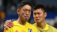 Shuichi Gonda dan Eiji Kawashima Jepang terlihat sedih setelah adu penalti. Dilansir dari Opta, Jepang seperti kena kutukan. Sudah tujuh kali ikut serta di Piala Dunia, Jepang selalu kandas di babak 16 besar! Reuters/Dylan Martinez