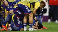 Yuto Nagatomo Jepang terlihat sedih dengan rekan setimnya setelah adu penalti saat Jepang tersingkir dari Piala Dunia. Kemenangan 3-1 untuk Kroasia memastikan mereka jadi tim kelima yang mendapat tiket perempatfinal.