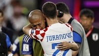 Daizen Maeda Jepang dengan Josip Juranovic dari Kroasia setelah adu penalti. Setelah 120 menit pertandingan berlalu, skor 1-1 bertahan dan laga lanjut ke babak tos-tosan.