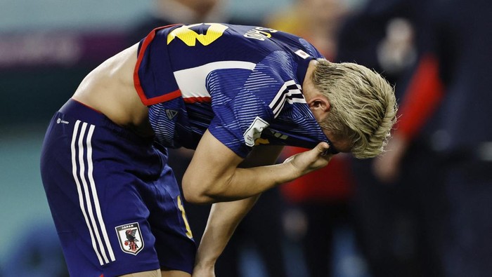Tangis Pemain Jepang Usai Dikandaskan Kroasia dari Piala Dunia 2022 Soccer Football - FIFA World Cup Qatar 2022 - Round of 16 - Japan v Croatia - Al Janoub Stadium, Al Wakrah, Qatar - December 5, 2022 Japan's Takuma Asano looks dejected after the penalty shootout as Japan are eliminated from the World Cup REUTERS/Hamad I Mohammed