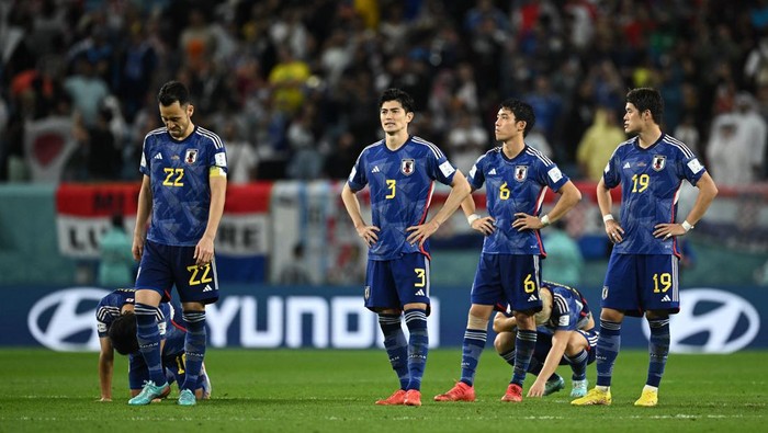 Soccer Football - FIFA World Cup Qatar 2022 - Round of 16 - Japan v Croatia - Al Janoub Stadium, Al Wakrah, Qatar - December 5, 2022 Japans Maya Yoshida and teammates look dejected after the penalty shootout as Japan are eliminated from the World Cup REUTERS/Dylan Martinez