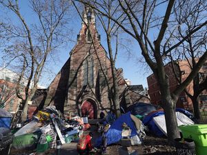 Tenda-tenda Tunawisma Penuhi Halaman Gereja di Kanada
