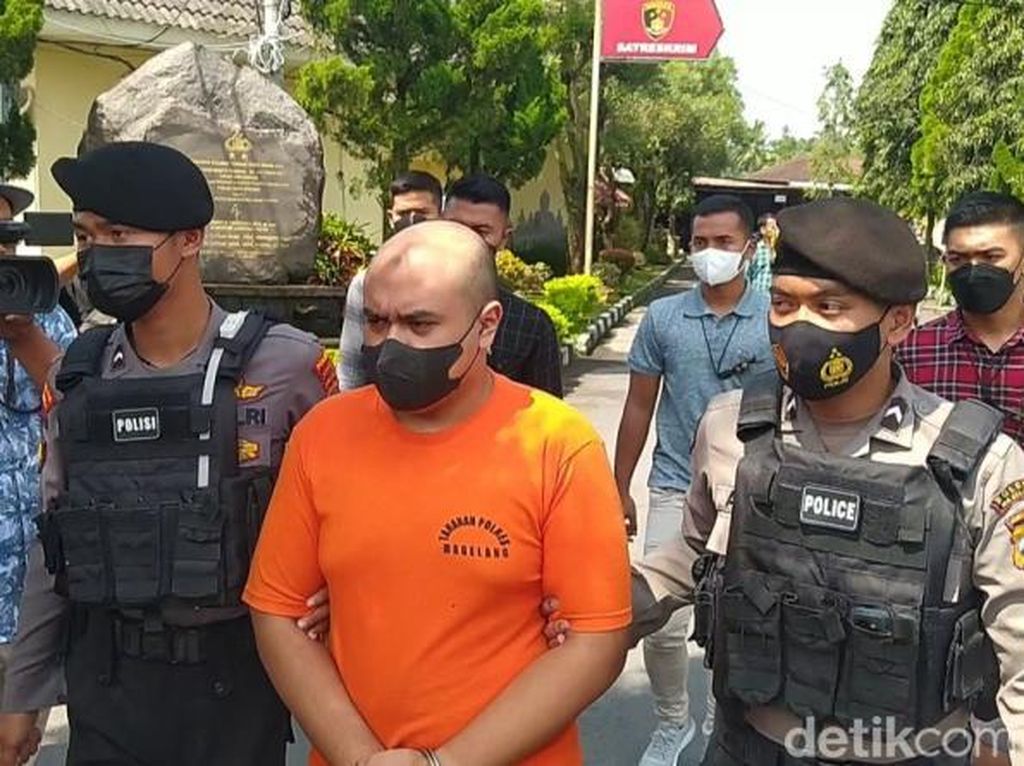 Dhio Sempat Bersihkan Bekas Racun Sebelum Keluarganya Tewas Dhio Sempat Bersihkan Bekas Racun Sebelum Keluarganya Tewas