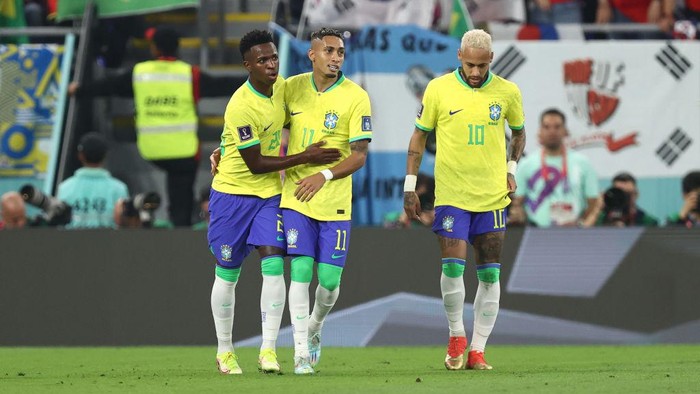 DOHA, QATAR - DECEMBER 05: Vinicius Junior of Brazil celebrates with his team mates after scoring a goal to make it 1-0 during the FIFA World Cup Qatar 2022 Round of 16 match between Brazil and South Korea at Stadium 974 on December 5, 2022 in Doha, Qatar. (Photo by James Williamson - AMA/Getty Images)
