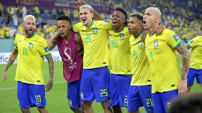 DOHA, QATAR - DECEMBER 5: (L-R) Neymar of Brazil, Eder Militao of Brazil, Pedro of Brazil, Vinicius Junior of Brazil, Raphinha of Brazil, Rodrygo of Brazil, Richarlison of Brazil celebrating the victroy  during the  World Cup match between Brazil  v Korea Republic  at the Stadium 974 on December 5, 2022 in Doha Qatar (Photo by Dale MacMilan/Soccrates/Getty Images)