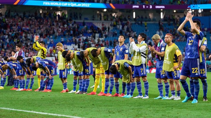 AL WAKRAH, QATAR - DECEMBER 05:  Japan players acknowledge the fans after the teams defeat during the FIFA World Cup Qatar 2022 Round of 16 match between Japan and Croatia at Al Janoub Stadium on December 05, 2022 in Al Wakrah, Qatar. (Photo by Juan Luis diaz/Quality Sport Images/Getty Images)