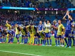 Pemain dan Pelatih Jepang Bungkuk di Hadapan Fans Usai Tersingkir