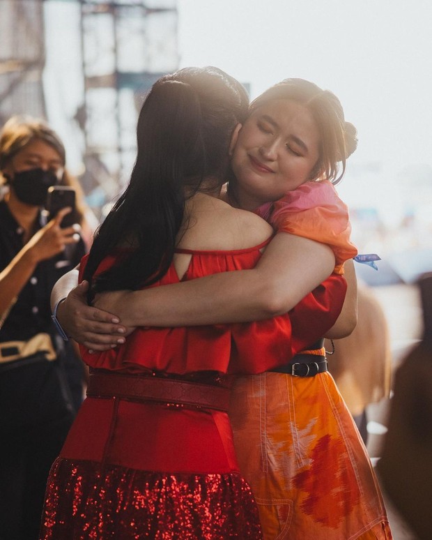 Simak Gaya Kompak Titi DJ dan Stephanie Poetri, Duet Bareng di Panggung