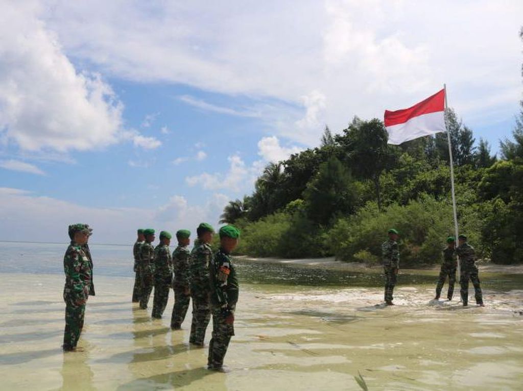 Tak Terima Kepulauan Widi Dilelang, TNI AD Kibarkan Merah Putih
