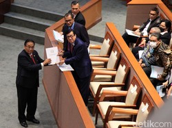 Pengesahan RKUHP yang Diwarnai Interupsi dan Aksi Protes