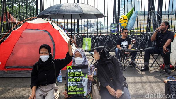 Tolak UU KUHP, Massa Dirikan Tenda di Depan DPR