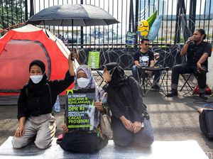 Tolak UU KUHP, Massa Dirikan Tenda di Depan DPR Tolak UU KUHP, Massa Dirikan Tenda di Depan DPR