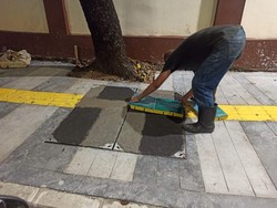 Lubang Trotoar Jl Agus Salim Menteng Ditutup Usai Berbulan-bulan Menganga