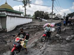 Ganasnya Muntahan Semeru Terjang Jalan hingga Jembatan dan Rumah Warga