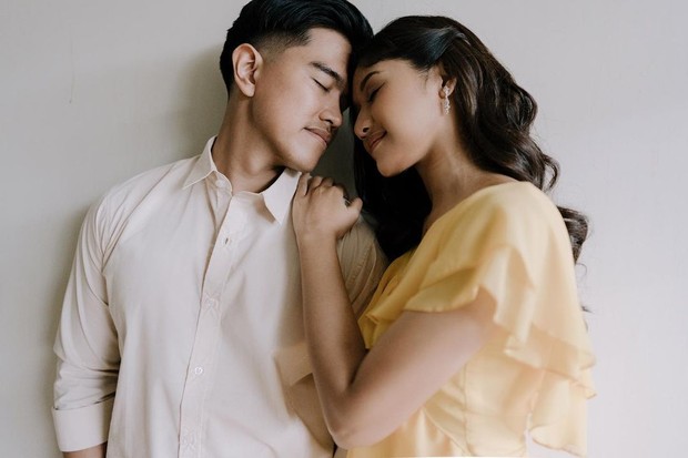 Warna Cerah / Foto: Instagram / @erinagudono & @kaesangp Busana Pre-Wedding Ala Erina Gudono & Kaesang Pangarep