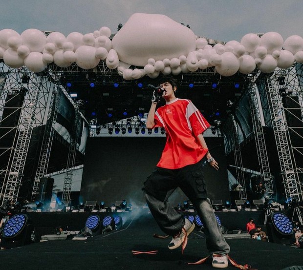 Warren Hue/Foto: Instagram @warrenhue Penampilan Para Artis di Konser Head in the Clouds Jakarta