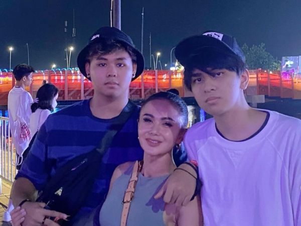 7 Gaya Yuni Shara Nonton Konser Bareng Anak, Tampil Bak ABG