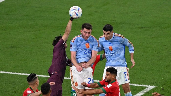 AL RAYYAN, QATAR - DECEMBER 06: Aymeric Laporte (24) and Alvaro Morata (7) of Spain in action against players of Morocco during the FIFA World Cup Qatar 2022 Round of 16 match between Morocco and Spain at Education City Stadium on December 06, 2022 in Al Rayyan, Qatar. (Photo by Serhat Cagdas/Anadolu Agency via Getty Images)