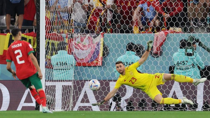 TOPSHOT - Morocco's defender #02 Achraf Hakimi (L) converts during the penalty shoot-out to win the Qatar 2022 World Cup round of 16 football match between Morocco and Spain at the Education City Stadium in Al-Rayyan, west of Doha on December 6, 2022. (Photo by KARIM JAAFAR / AFP) (Photo by KARIM JAAFAR/AFP via Getty Images)