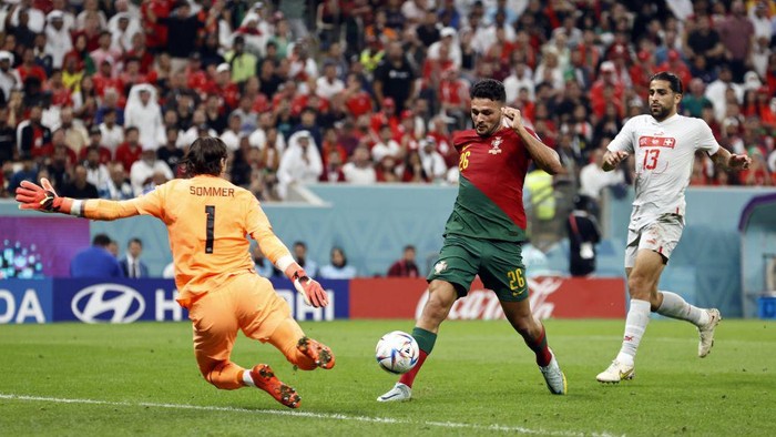 AL DAAYEN - (lr) Switzerland goalkeeper Yann Sommer, Goncalo Ramos of Portugal scores the 5-1, Ricardo Rodriguez of Switzerland during the FIFA World Cup Qatar 2022 round of 16 match between Portugal and Switzerland at Lusail Stadium on December 6, 2022 in Al Dayen, Qatar. AP | Dutch Height | MAURICE OF STONE (Photo by ANP via Getty Images)