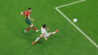 4-0! Selecao das Quinas kembali menambah skor pada menit ke-55. Kali ini giliran Raphael Guerreiro yang menggetarkan gawang Swiss melalui bola sepakannya.