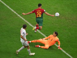 HAT-TRICK! Ramos menorehkan gol ketiganya di laga ini pada menit ke-67. Dia menyungkil pelan bola melewati badan Yann Sommer usai mendapat umpan dari Joao Felix.