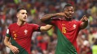 GOL! Portugal kembali menjauhkan skor pada menit ke-90 via bola tembakan terukur Rafael Leao di dekat garis kotak penalti. Pasukan Fernando Santos menang 6-1.