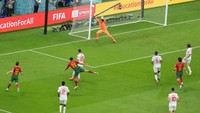 Babak 16 besar Piala Dunia 2022 mempertemukan Portugal vs Swiss. Duel berlangsung di Lusail Stadium, Rabu (7/12/2022) dini hari WIB. 1-0! Portugal membuka skor pada menit ke-19. Goncalo Ramos membayar tuntas kepercayaan Santos dengan membobol gawang Swiss.