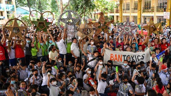 Potret Siswa SD di Filipina Buat Hiasan Natal dari Barang Bekas