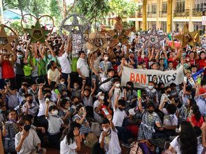 Potret Siswa SD di Filipina Buat Hiasan Natal dari Barang Bekas