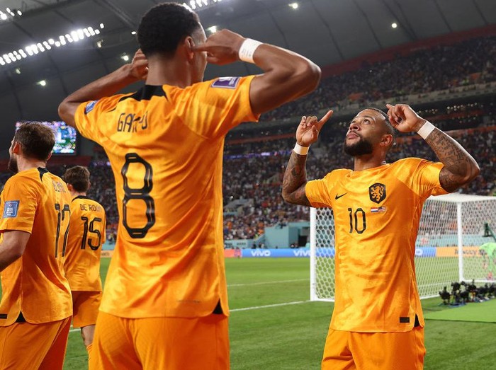 DOHA, QATAR - DECEMBER 03:  Memphis Depay of Netherlands celebrates scoring the team's first goal during the FIFA World Cup Qatar 2022 Round of 16 match between Netherlands and USA at Khalifa International Stadium on December 03, 2022 in Doha, Qatar. (Photo by Julian Finney/Getty Images)