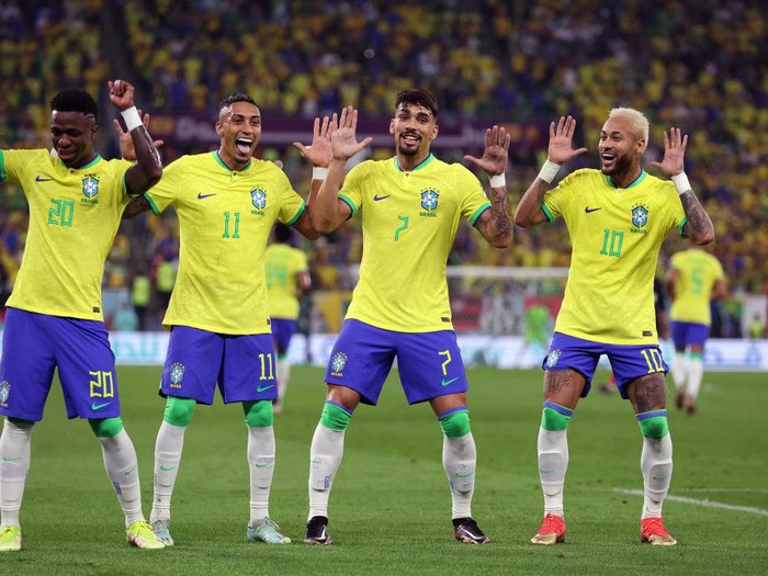DOHA, QATAR - DECEMBER 05: Neymar of Brazil celebrates with Raphinha, Lucas Paqueta and Vinicius Junior after scoring the team's second goal via a penalty during the FIFA World Cup Qatar 2022 Round of 16 match between Brazil and South Korea at Stadium 974 on December 05, 2022 in Doha, Qatar. (Photo by Francois Nel/Getty Images)