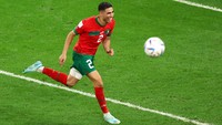Achraf Hakimi berlari ke arah tribun merayakan gol penalti ke gawang Spanyol. (Foto: Getty Images/Alexander Hassenstein)