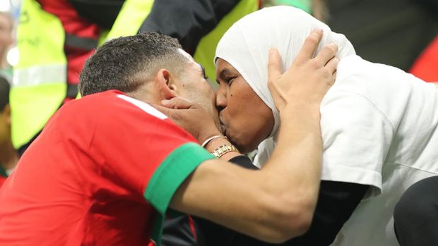 AL RAYYAN, QATAR - DECEMBER 06: Achraf Hakimi of Morocco kisses a lady in the stands following the penalty shoot out victory in the FIFA World Cup Qatar 2022 Round of 16 match between Morocco and Spain at Education City Stadium on December 06, 2022 in Al Rayyan, Qatar. (Photo by Youssef Loulidi/Fantasista/Getty Images)