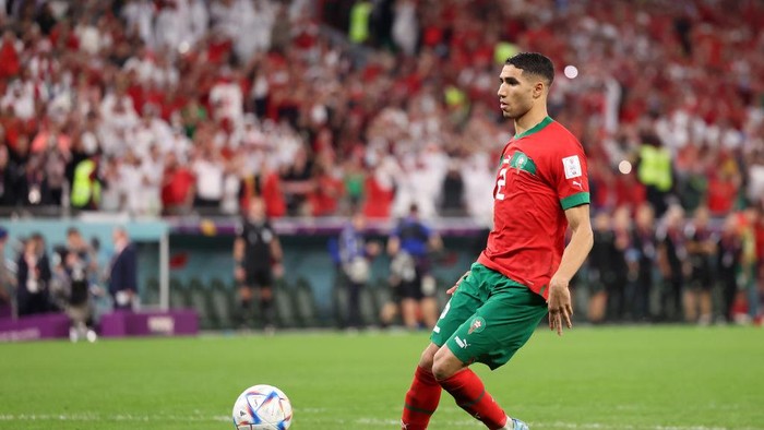 AL RAYYAN, QATAR - DECEMBER 06: Achraf Hakimi of Morocco scores the teams fourth and winning penalty in the penalty shoot out during the FIFA World Cup Qatar 2022 Round of 16 match between Morocco and Spain at Education City Stadium on December 06, 2022 in Al Rayyan, Qatar. (Photo by Hector Vivas - FIFA/FIFA via Getty Images)