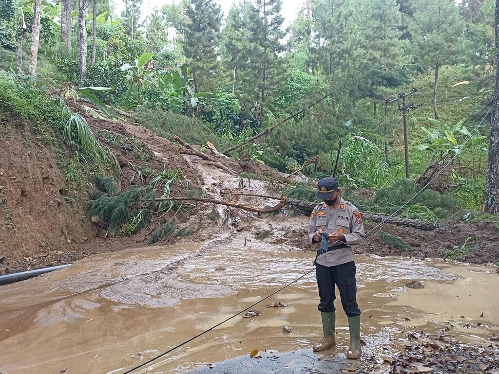 Akses Trenggalek-Bendungan Putus Dampak Longsor Tiga Titik Akses Trenggalek-Bendungan Putus Dampak Longsor Tiga Titik