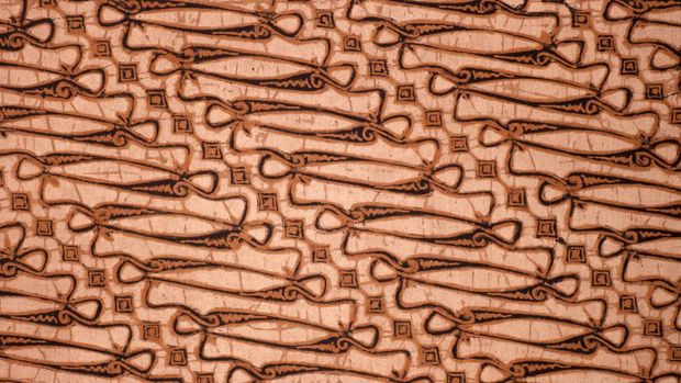A batik kain with a variant of the scrolled parang motif once restricted to royal use, Indonesia. Javanese. 20th c Central Java. (Photo by Werner Forman/Universal Images Group/Getty Images)