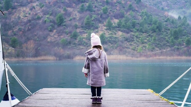 Anak bermain di danau/Foto: Freepik.com/wirestock Mengenal ruang biru, terapi alam di area perairan