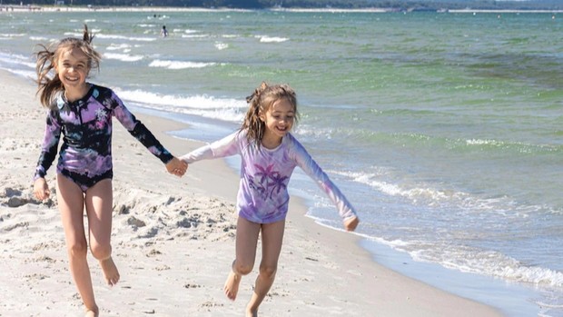 Anak bermain di pantai/Foto: Freepik.com/pvproductions Mengenal ruang biru, terapi alam di area perairan