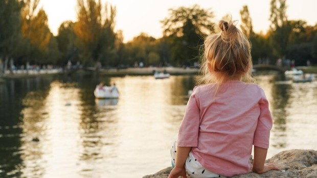 Anak menghabiskan waktu di danau/Foto: Freepik.com/fabrikasimf Mengenal ruang biru, terapi alam di area perairan