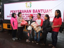 Polres Malang Salurkan Bantuan Ketum Bhayangkari Untuk Korban Semeru