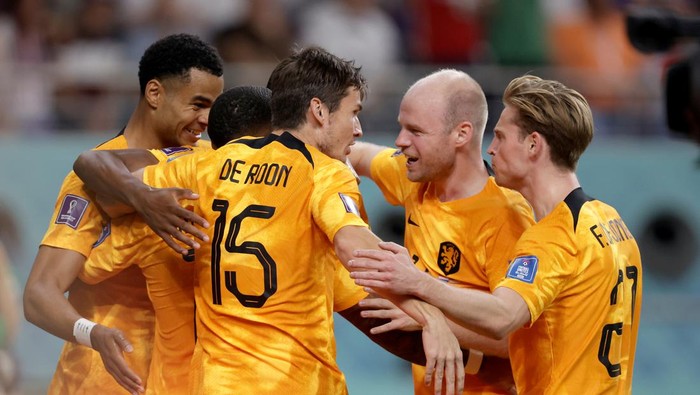 DOHA, QATAR - DECEMBER 3: Memphis Depay of Holland celebrates 1-0 with Marten de Roon of Holland, Cody Gakpo of Holland, Davy Klaassen of Holland, Frenkie de Jong of Holland  during the  World Cup match between Holland  v USA at the Khalifa International Stadium on December 3, 2022 in Doha Qatar (Photo by Eric Verhoeven/Soccrates/Getty Images)