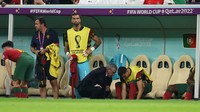 Pelatih Fernando Santos tampak memberikan instruksi kepada Cristiano Ronaldo yang mau siap-siap main. Ronaldo masuk ke lapangan gantikan Joao Felix di menit ke-73 (Getty Images)