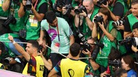 Cristiano Ronaldo pun jadi buruan para fotografer. Seramai ini! (Getty Images)