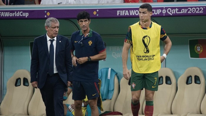LUSAIL CITY, QATAR - DECEMBER 06: Portugal head coach Fernando Santos and substitute Cristiano Ronaldo during the FIFA World Cup Qatar 2022 Round of 16 match between Portugal and Switzerland at Lusail Stadium on December 6, 2022 in Lusail City, Qatar. (Photo by Visionhaus/Getty Images)