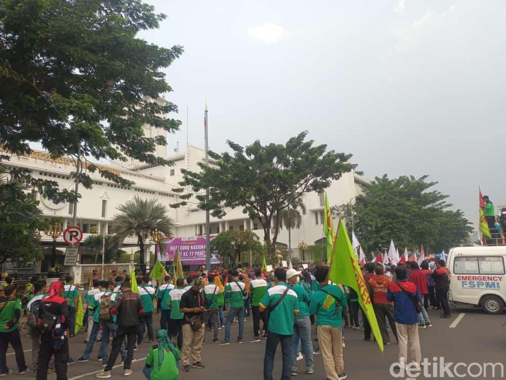 Buruh Kembali Demo Kantor Gubernur Jatim Desak Kenaikan UMK 13% Buruh Kembali Demo Kantor Gubernur Jatim Desak Kenaikan UMK 13%
