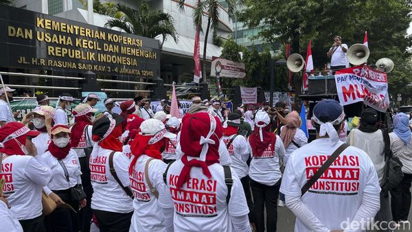 Massa Gelar Demo di Depan Kemenkop Tolak OJK Awasi Koperasi