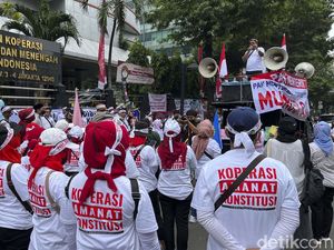 Massa Gelar Demo di Depan Kemenkop Tolak OJK Awasi Koperasi